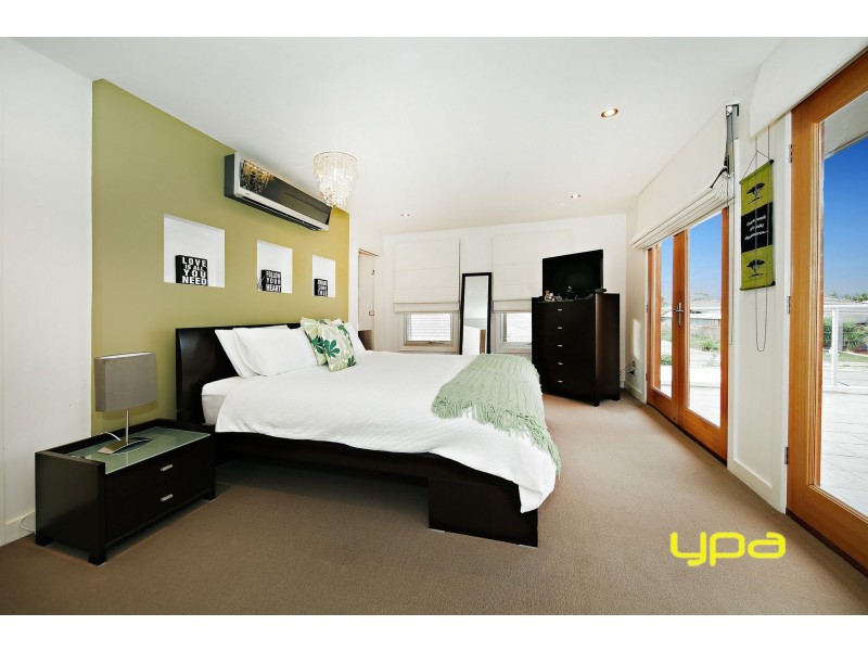 6 Dobell Crescent, Caroline Springs VIC 3023