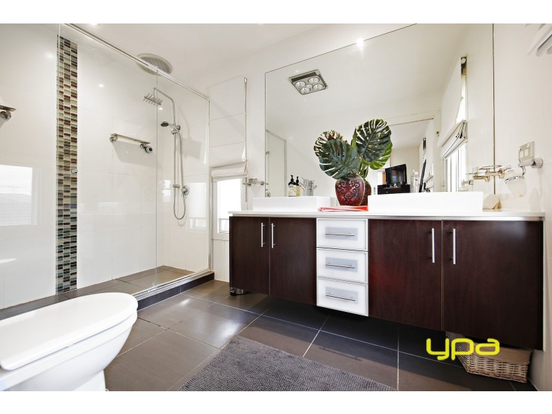 6 Dobell Crescent, Caroline Springs VIC 3023