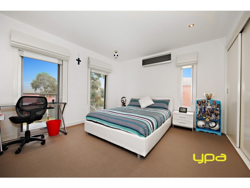 6 Dobell Crescent, Caroline Springs VIC 3023