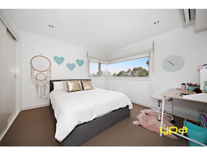 6 Dobell Crescent, Caroline Springs VIC 3023