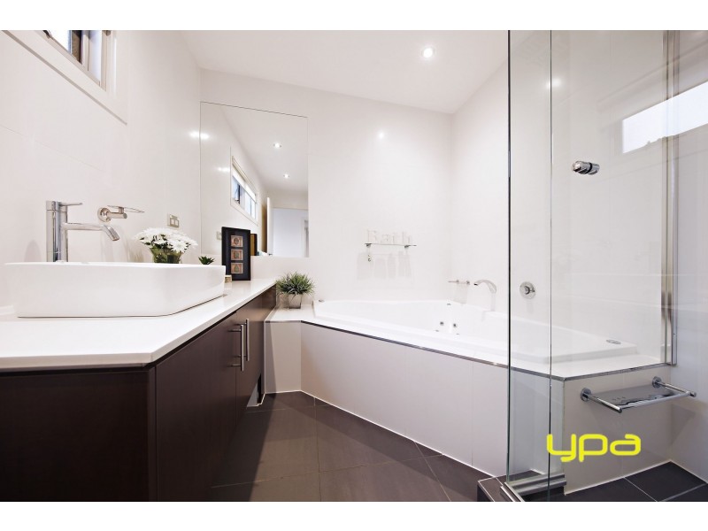 6 Dobell Crescent, Caroline Springs VIC 3023