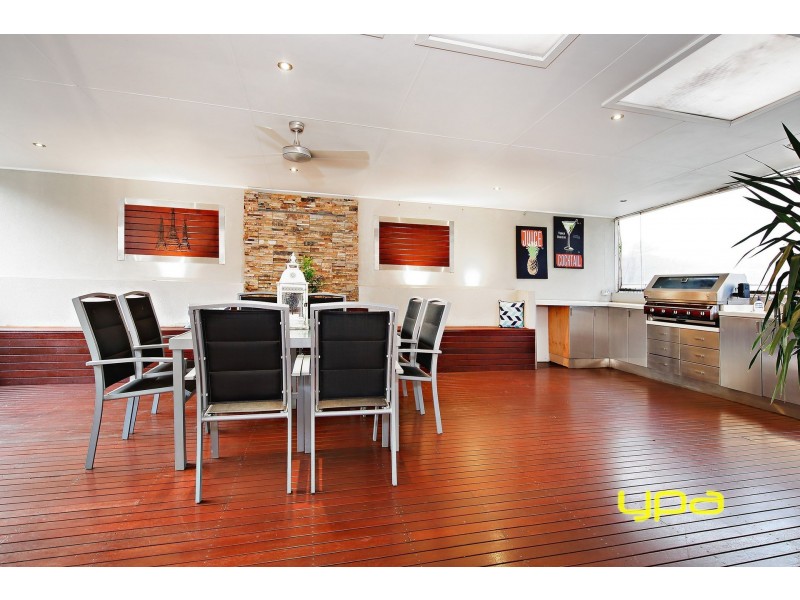 6 Dobell Crescent, Caroline Springs VIC 3023