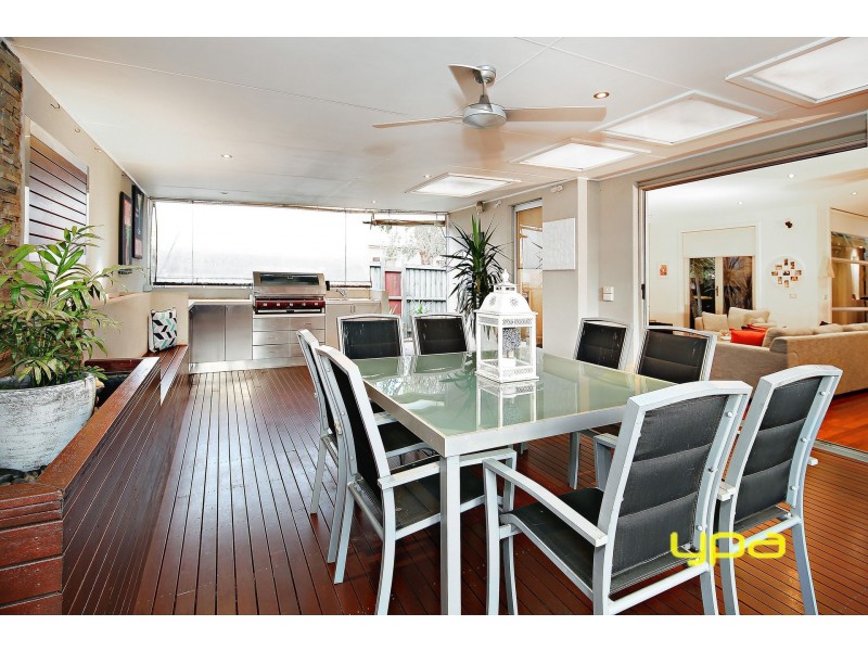 6 Dobell Crescent, Caroline Springs VIC 3023