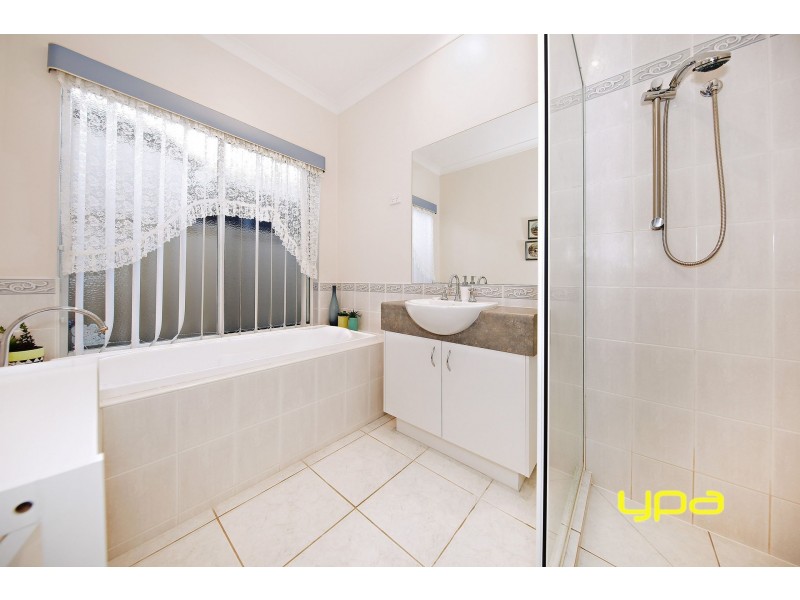 6 Kooyong Way, Caroline Springs VIC 3023