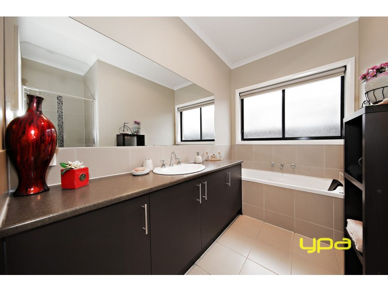 34 Damaine Circuit, Caroline Springs VIC 3023