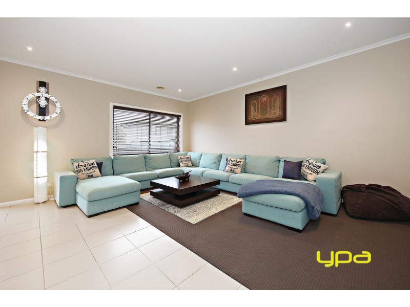 34 Damaine Circuit, Caroline Springs VIC 3023