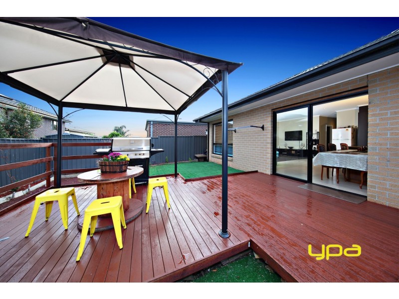 34 Damaine Circuit, Caroline Springs VIC 3023