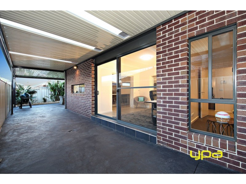 15 Daly Circuit, Caroline Springs VIC 3023