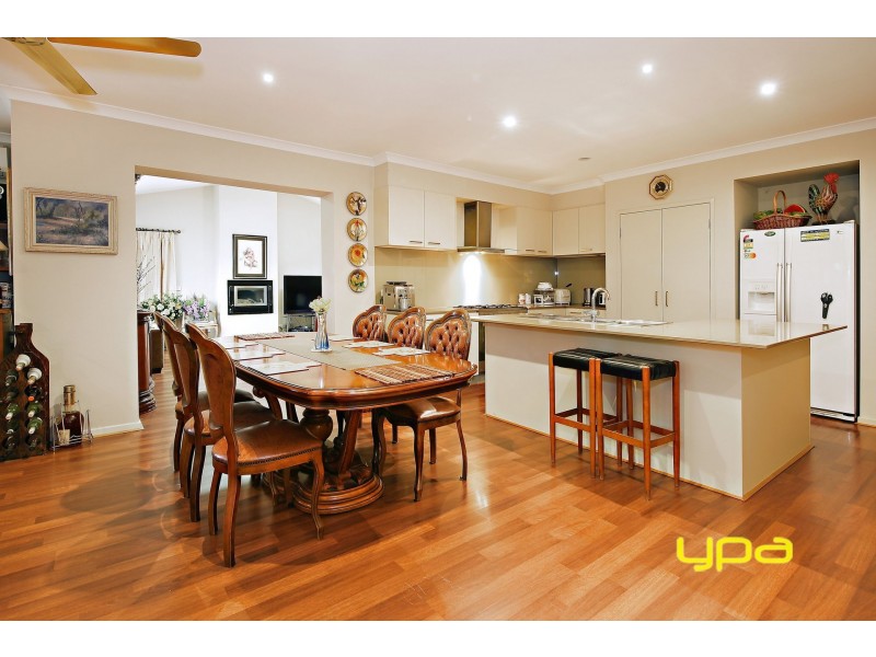 2 Bellfield Avenue, Caroline Springs VIC 3023