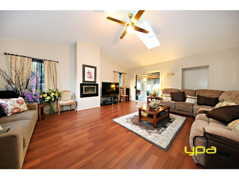 2 Bellfield Avenue, Caroline Springs VIC 3023