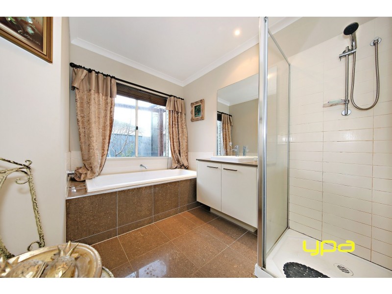 2 Bellfield Avenue, Caroline Springs VIC 3023