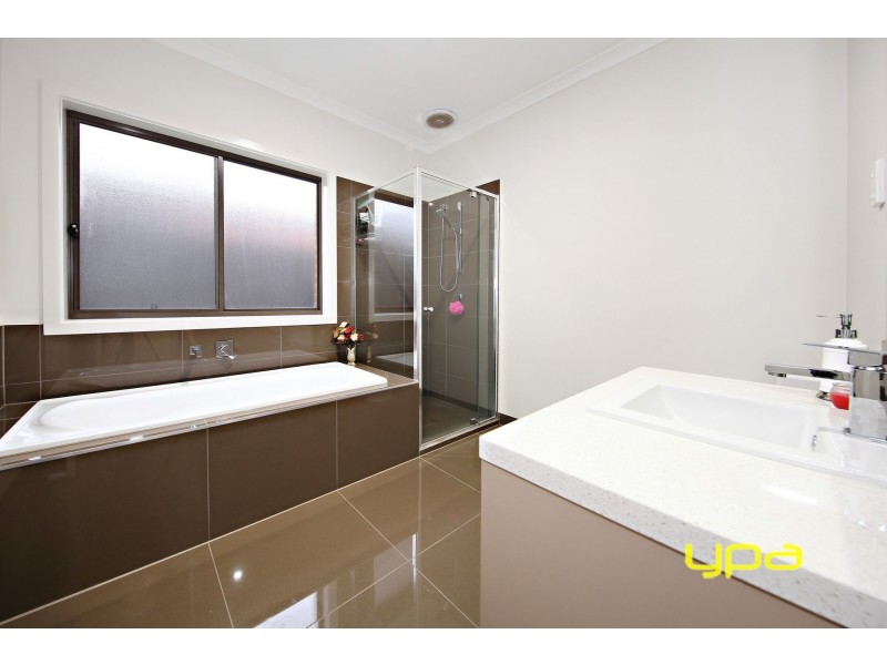 21 Mandalay Parade, Plumpton VIC 3335