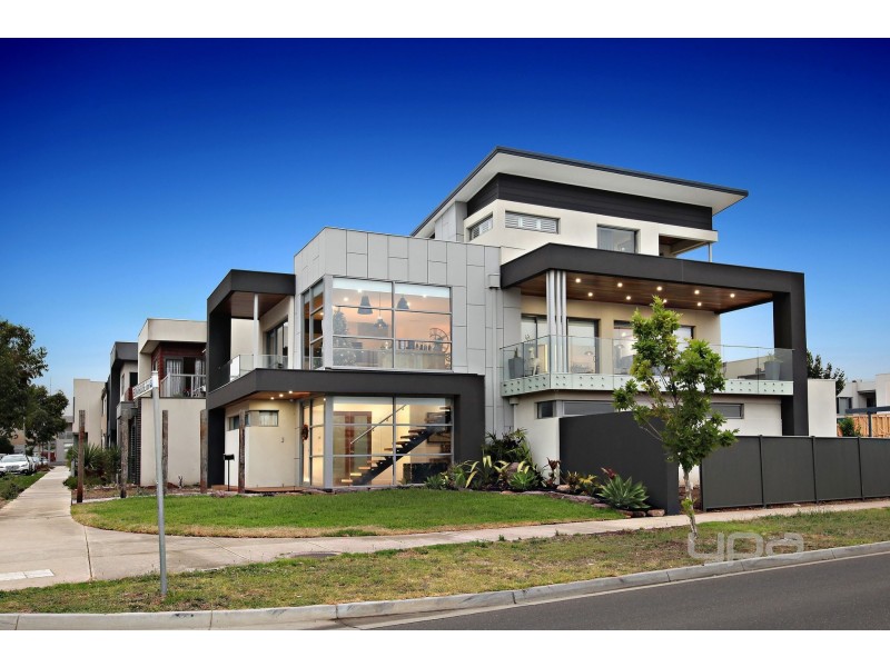 2 Boathouse Drive, Caroline Springs VIC 3023