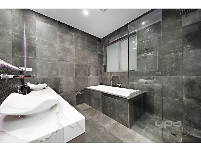 2 Boathouse Drive, Caroline Springs VIC 3023