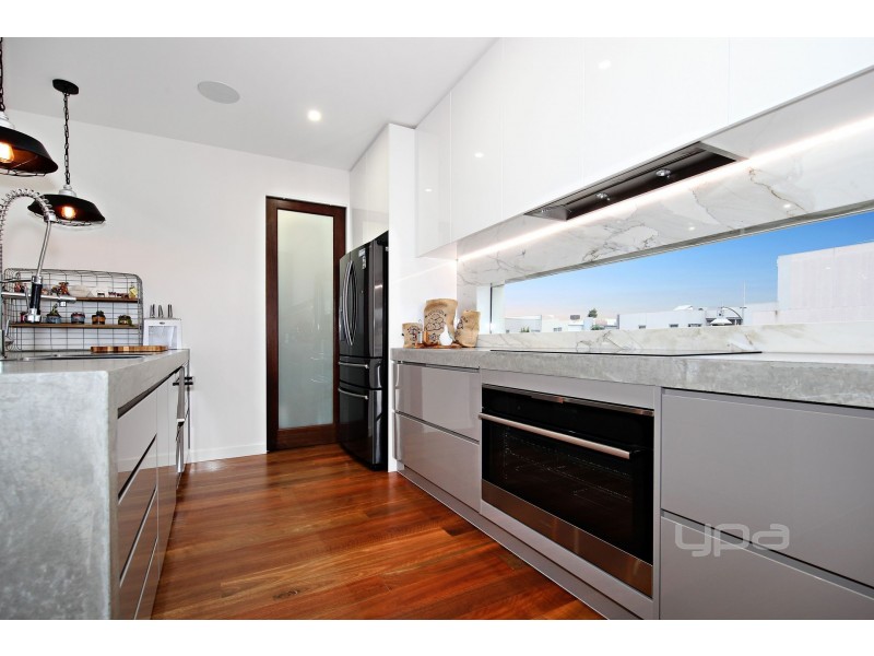 2 Boathouse Drive, Caroline Springs VIC 3023