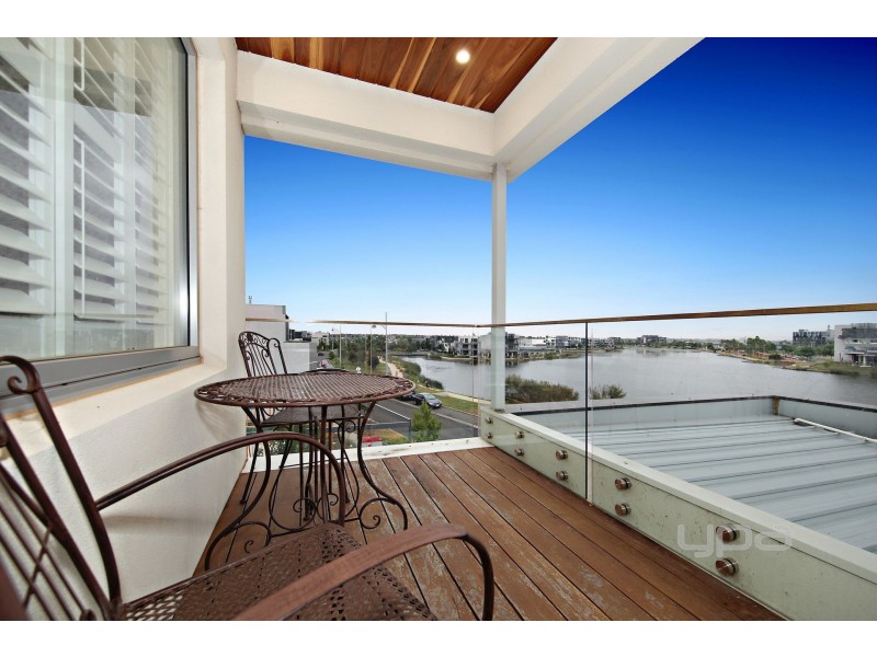 2 Boathouse Drive, Caroline Springs VIC 3023