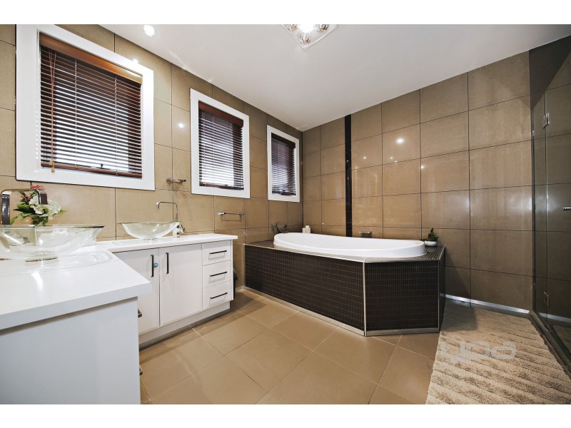 5 Winterton Court, Burnside Heights VIC 3023