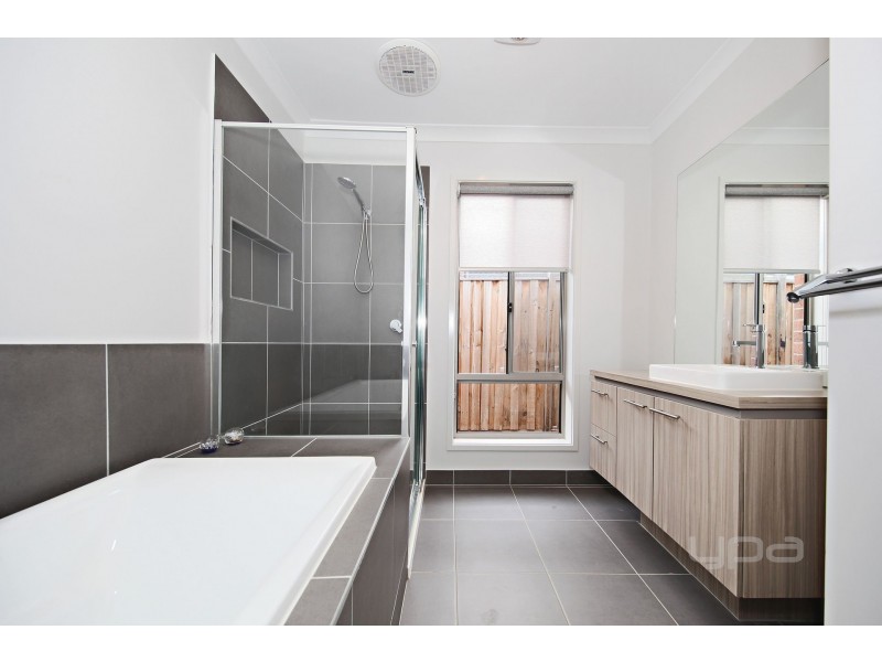 21 Springlands Crescent, Plumpton VIC 3335