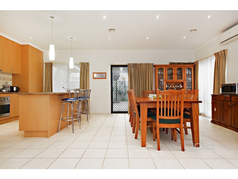 4 Kenrick Mews, Caroline Springs VIC 3023