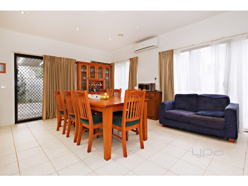 4 Kenrick Mews, Caroline Springs VIC 3023