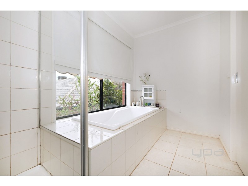 4 Kenrick Mews, Caroline Springs VIC 3023