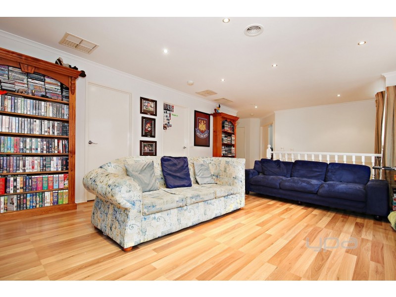 4 Kenrick Mews, Caroline Springs VIC 3023