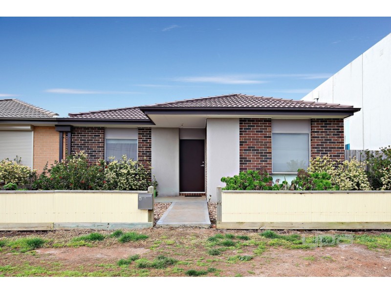 6/2 Elizabeth Street, Rockbank VIC 3335