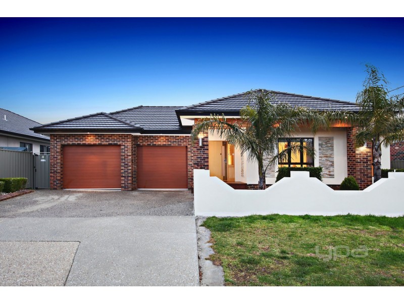 18 McLaren Chase, Caroline Springs VIC 3023