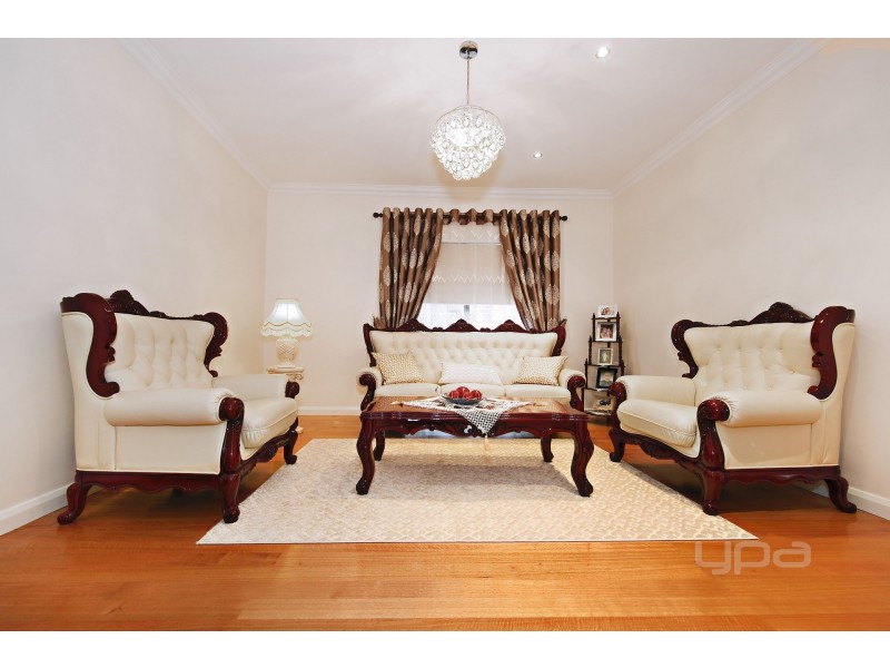 18 McLaren Chase, Caroline Springs VIC 3023