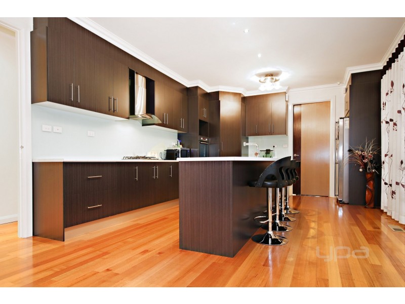 18 McLaren Chase, Caroline Springs VIC 3023