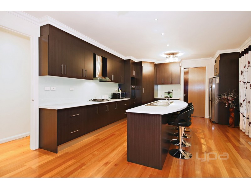 18 McLaren Chase, Caroline Springs VIC 3023