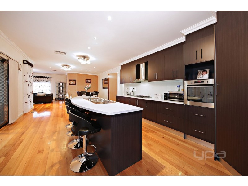 18 McLaren Chase, Caroline Springs VIC 3023