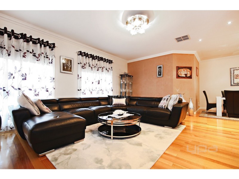 18 McLaren Chase, Caroline Springs VIC 3023