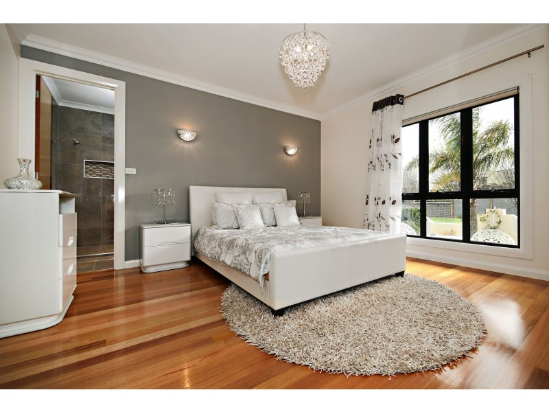 18 McLaren Chase, Caroline Springs VIC 3023