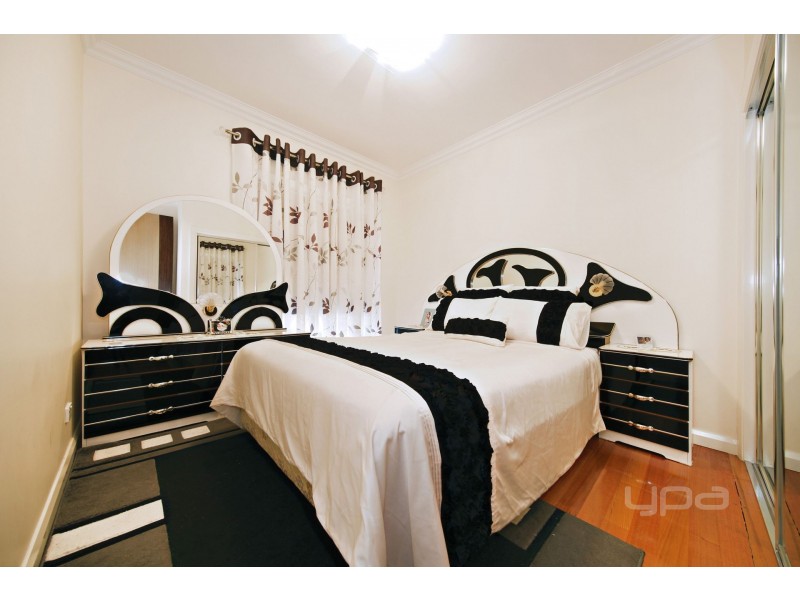 18 McLaren Chase, Caroline Springs VIC 3023