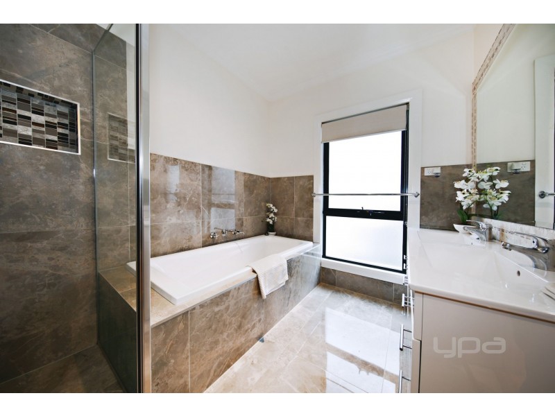 18 McLaren Chase, Caroline Springs VIC 3023