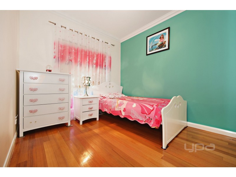 18 McLaren Chase, Caroline Springs VIC 3023