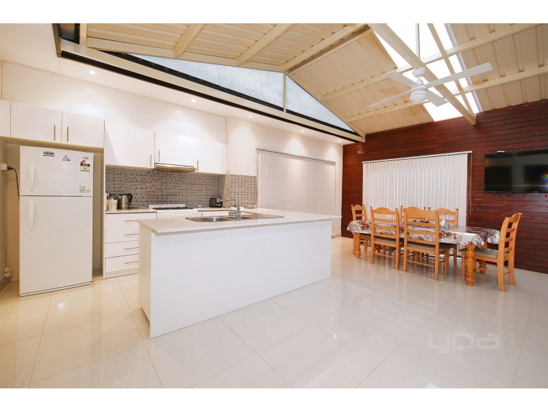 18 McLaren Chase, Caroline Springs VIC 3023