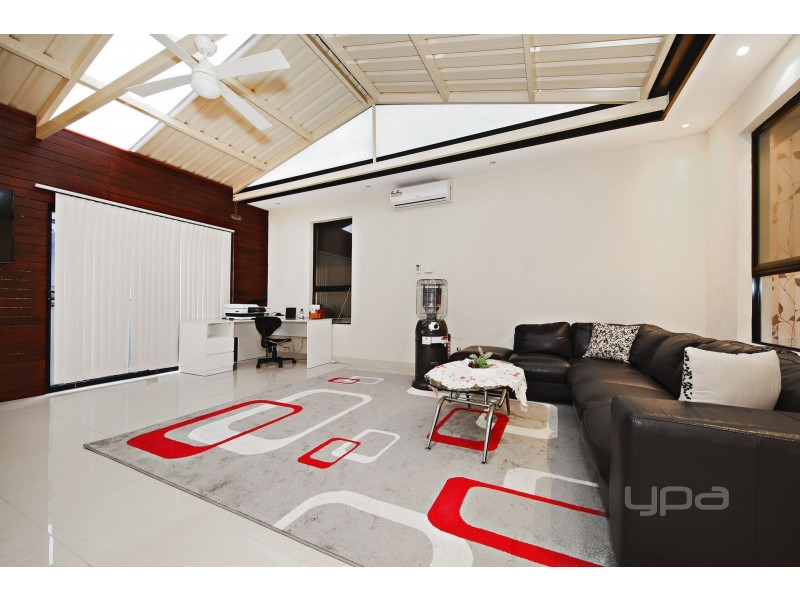 18 McLaren Chase, Caroline Springs VIC 3023