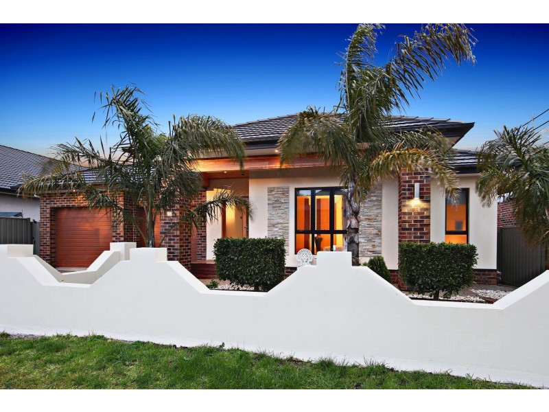 18 McLaren Chase, Caroline Springs VIC 3023