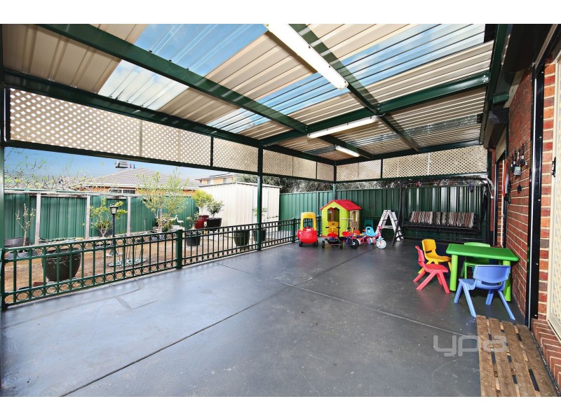 12 Strickland Crescent, Burnside VIC 3023