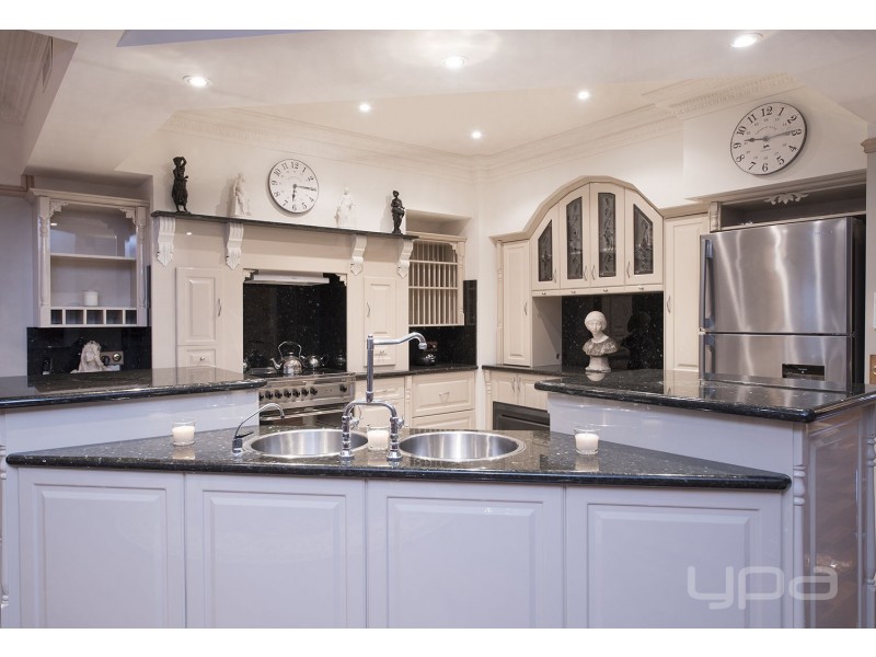 25  Parkin Avenue, Caroline Springs VIC 3023