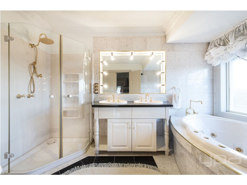 25  Parkin Avenue, Caroline Springs VIC 3023