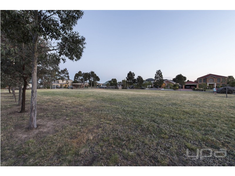 25  Parkin Avenue, Caroline Springs VIC 3023