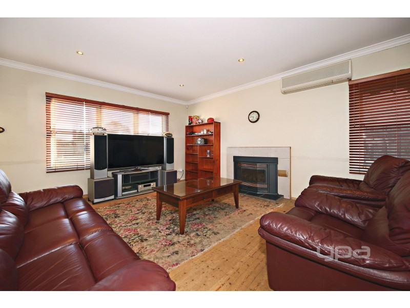 8 Dumfries Street, Deer Park VIC 3023