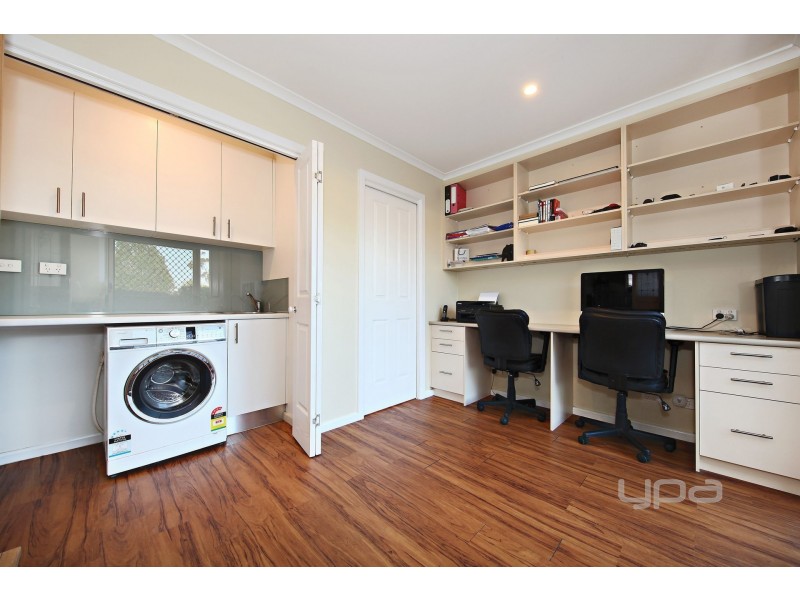 8 Dumfries Street, Deer Park VIC 3023