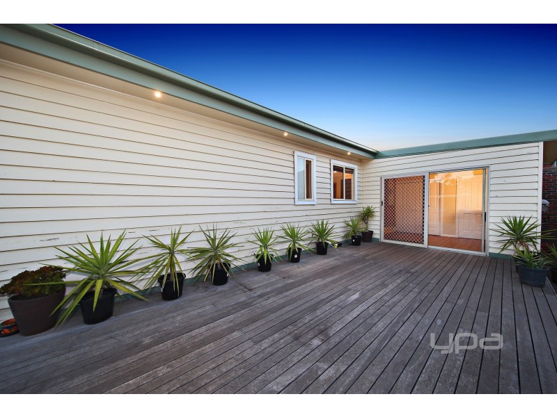 8 Dumfries Street, Deer Park VIC 3023