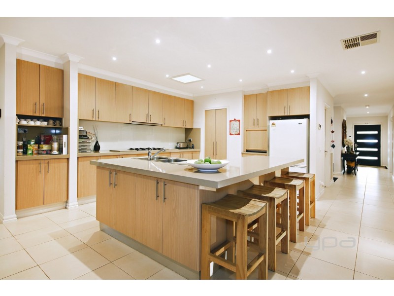 24 Buvelot Crescent, Caroline Springs VIC 3023