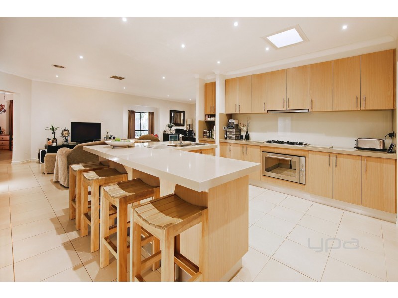 24 Buvelot Crescent, Caroline Springs VIC 3023