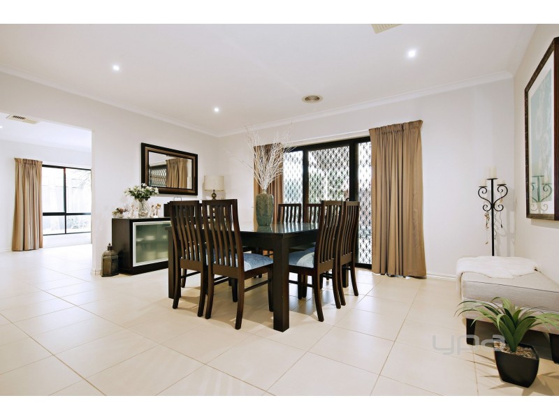 24 Buvelot Crescent, Caroline Springs VIC 3023